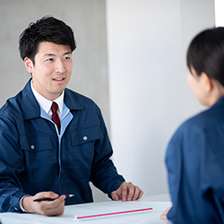 製造業の上司と部下が対話している様子