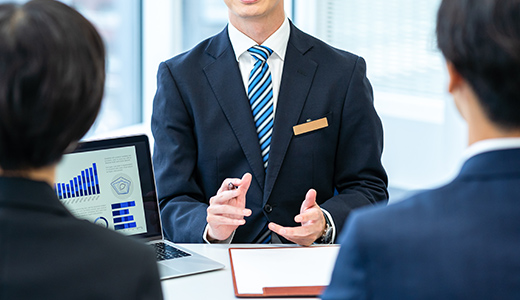 複数の社員に説明している男性の様子